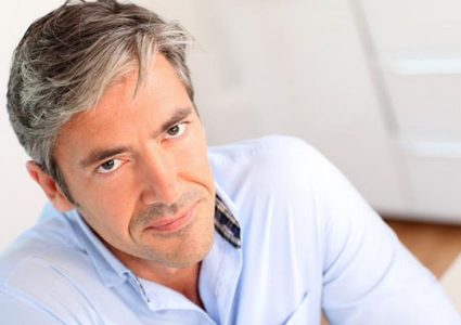 دولة تطالب موظفيها بصبغ شعرهم باللون الرمادي لسبب غريب