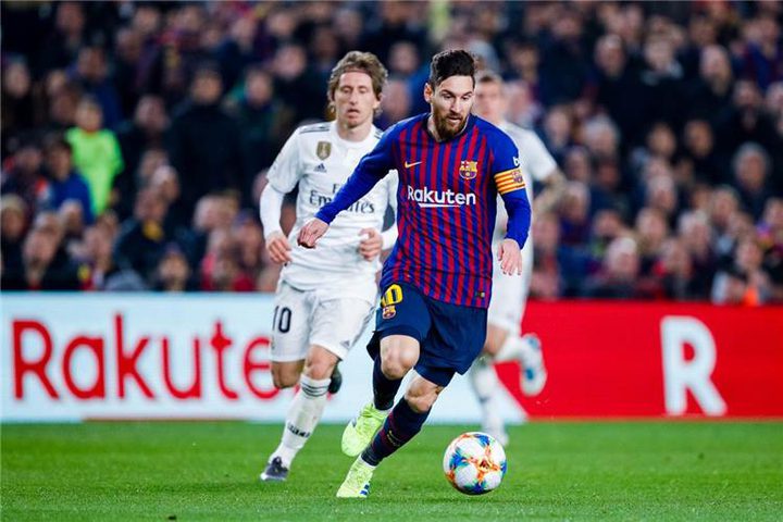 صفقة إنجليزية تشعل الصراع بين ريال مدريد وبرشلونة