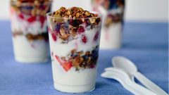 بارفيه الفراولة باللبن الجرانولا