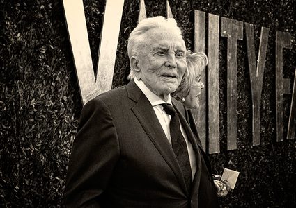 وفاة أيقونة هوليوود كيرك دوغلاس عن 103 أعوام