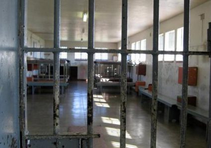 أسير قاصر يجبر على إنهاء الإضراب بسبب التهديد والتعذيب