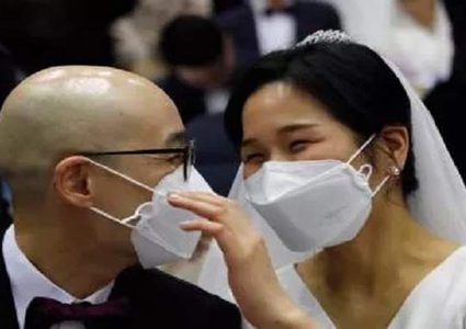 بالصور.. حفل زفاف جماعي لتحدي الكورونا في كوريا الجنوبية