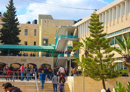 جامعة النجاح تقرر تأخير دوام غدٍ الأحد إلى الساعة التاسعة صباحاً