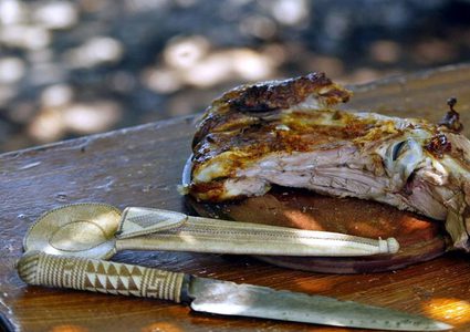 تقطيع اللحم باليدين عادة خاطئة