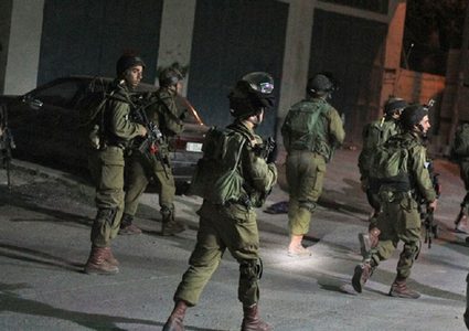 الاحتلال يعتقل مواطنا من بيت أمر بعد استدعائه للتحقيق