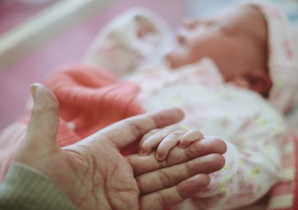 ولادة طفلة نمت خارج رحم والدتها!