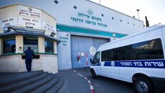 تحذيرات من تفاقم الأوضاع الصحية للأسرى المرضى بسجن الرملة