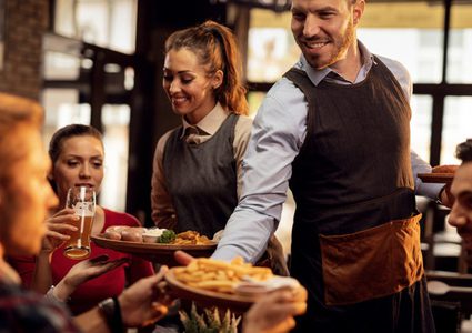 10 أمور تنغص على نادل المطعم عيشته