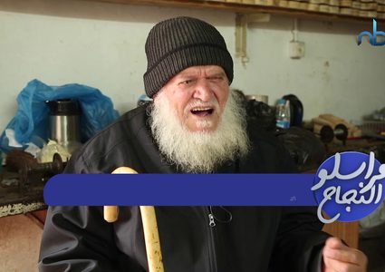 أكفاء يبدعون في صنع مكانس القش بطريقةٍ يدوية