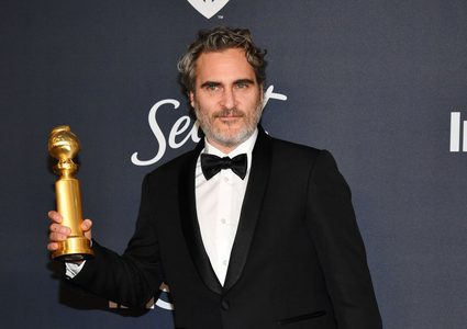 الممثل الأمريكي خواكين فينيكس يفوز بجائزة الأوسكار