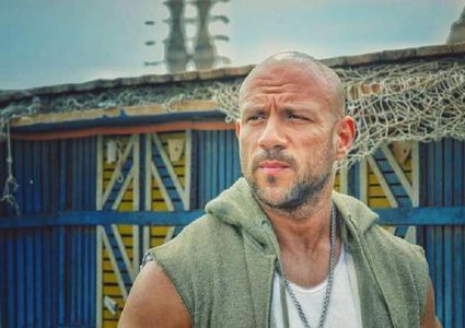 الفنان أحمد مكي يؤدي مناسك العمرة