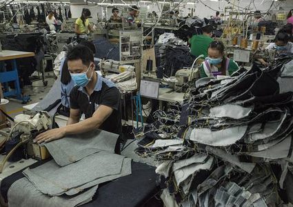 الصين تسمح لمواطنيها بالعودة إلى أعمالهم وتحدي فيروس الكورونا