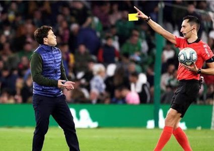 إيقاف حكم مباراة برشلونة وبيتيس لعدم الرضا عن قراراته