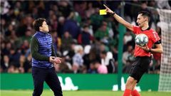 إيقاف حكم مباراة برشلونة وبيتيس لعدم الرضا عن قراراته