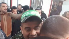 الاحتلال يفرج عن الأسير حازم حسين من غزة بعد 16 عامًا في الاسر
