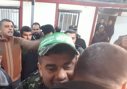 الاحتلال يفرج عن الأسير حازم حسين من غزة بعد 16 عامًا في الاسر