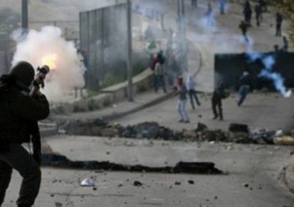 إصابات بالاختناق خلال قمع الاحتلال مسيرة منددة بـ"صفقة القرن"