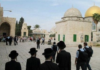 عشرات المستوطنين يقتحمون باحات الأقصى