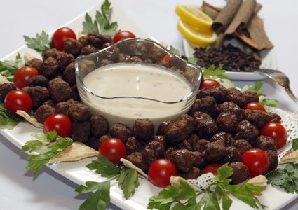 الكباب الميرو مع السلطة الخفيفة