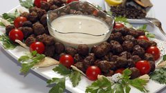 الكباب الميرو مع السلطة الخفيفة