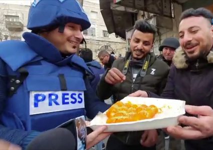 الزميل علي الجعبة يوزع الحلوى بمناسبة قدوم مولوده الجديد بالميدان