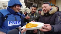 الزميل علي الجعبة يوزع الحلوى بمناسبة قدوم مولوده الجديد بالميدان