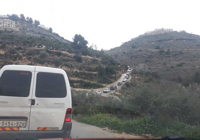 الاحتلال ينصب حواجز عسكرية غرب رام الله ويعيق حركة المواطنين