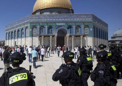 مستوطنون وشرطة الاحتلال يقتحمون المسجد الأقصى