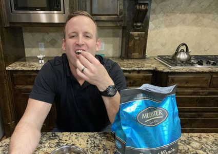 بريطانيا.. رجل يجرب طعام شركته المخصص للكلاب لمدة 30 يوما