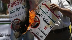 نابلس: حملة توقيع على وثيقة رفض "صفقة القرن"