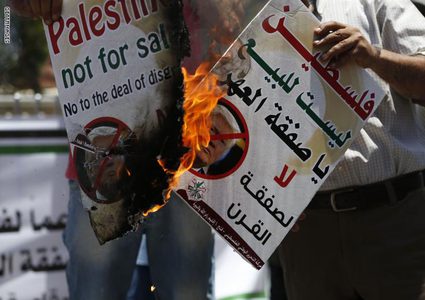 نابلس: حملة توقيع على وثيقة رفض "صفقة القرن"