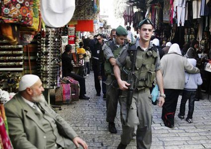 سلطات الاحتلال تحرر مخالفات وتستولي على بضائع في القدس