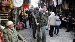 سلطات الاحتلال تحرر مخالفات وتستولي على بضائع في القدس