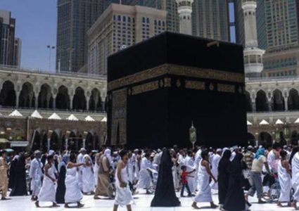 طولكرم: مغادرة فوج من أهالي الشهداء لتأدية مناسك العمرة