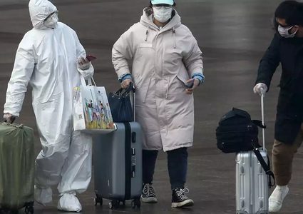 عداء صيني يتحدى الكورونا و يركض 50 كيلومترا بغرفة معيشته !