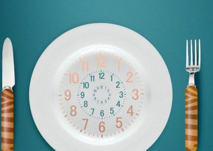 تحذير.. تناول الطعام بعد الساعة السادسة يعرضك لأمراض مزمنة
