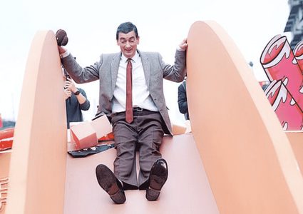 ممثل بريطاني يرفض مغادرة ووهان لزيادة شعبيته !