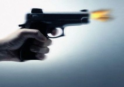 شاب يقتل اثنين من أبناء عمومته