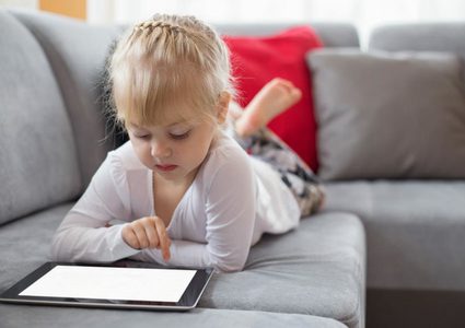 دراسة تحذر: إدمان الأطفال على الشاشات يصيبهم باضطراب خطير