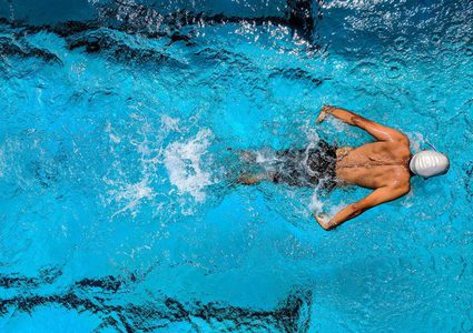 السباحة...سلاح لإنقاص الوزن