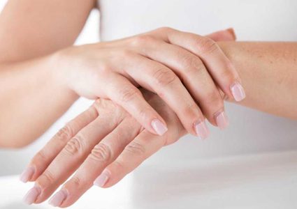 أسباب ظهور قشور على الجلد