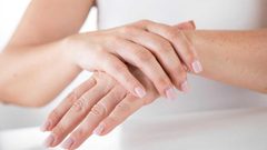 أسباب ظهور قشور على الجلد