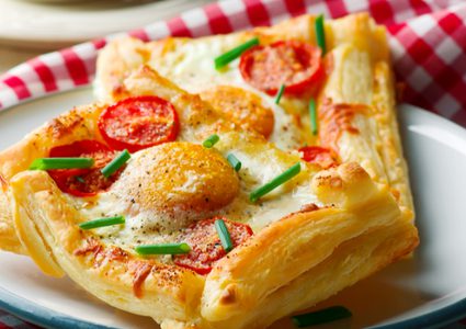 فطائر البف باستري بالبيض والجبن للفطور