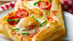 فطائر البف باستري بالبيض والجبن للفطور