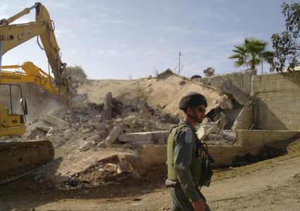 الاحتلال يهدم مسكنا في الخليل