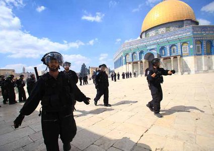 قوات الاحتلال تعتدي على المصلين في المسجد الأقصى