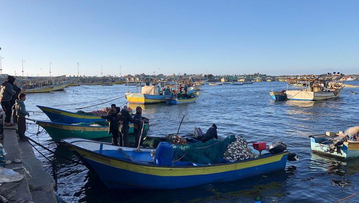 الاحتلال يقرر السماح للصيادين بالإبحار ميلاً في غز ة