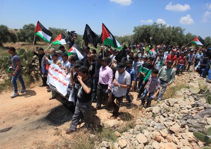 انطلاق مسيرة بالقرب من جدار الضم في نعلين تنديدا بـ صفقة القرن"