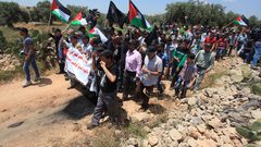 انطلاق مسيرة بالقرب من جدار الضم في نعلين تنديدا بـ صفقة القرن"