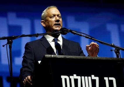 غانتس: لا أستبعد التفاوض مع الرئيس أبو مازن ونتنياهو يتهمه بالكذب